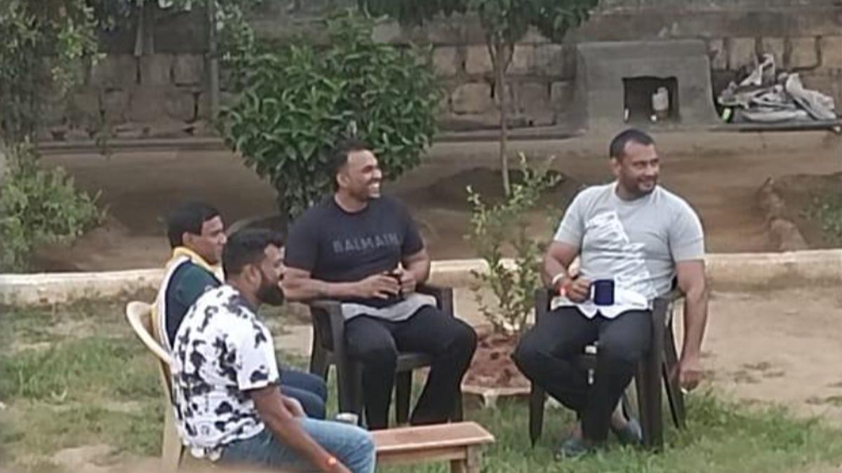 Challenjing Star Darshan: ಕಂಬಿ ಹಿಂದೆ ಕಾಡುತ್ತಿದ್ದಾನೆ ರೇಣುಕಾಸ್ವಾಮಿ! 2 » cinishodha.com Darshan2 1